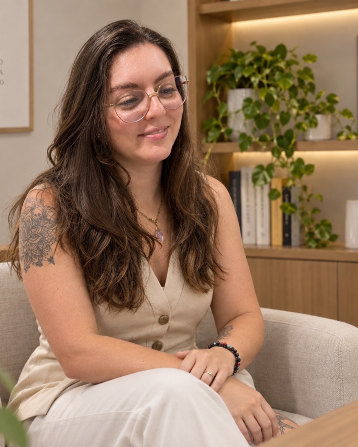 Psicóloga Ágatha D'Luca em seu consultório